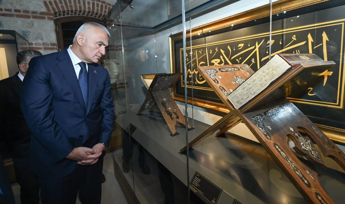 Kültür ve Turizm Bakanı Mehmet Nuri Ersoy, usta hattat Mehmet