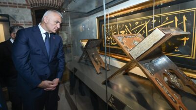 Kültür ve Turizm Bakanı Mehmet Nuri Ersoy, usta hattat Mehmet