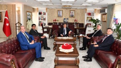 Gümüşhane Valisi Cevdet Atay, Karayolları 10. Bölge Müdürlüğü yetkililerinden oluşan