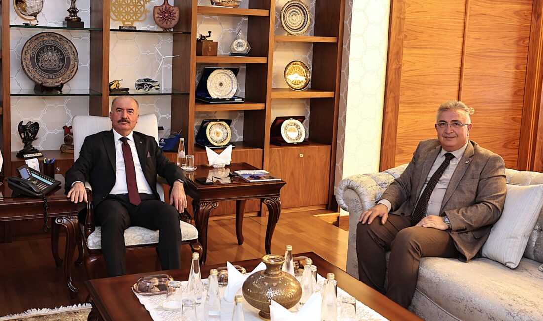 Oğuzlar Belediye Başkanı Mustafa Cebeci, Çorum Valisi Ali Çalgan’ı makamında
