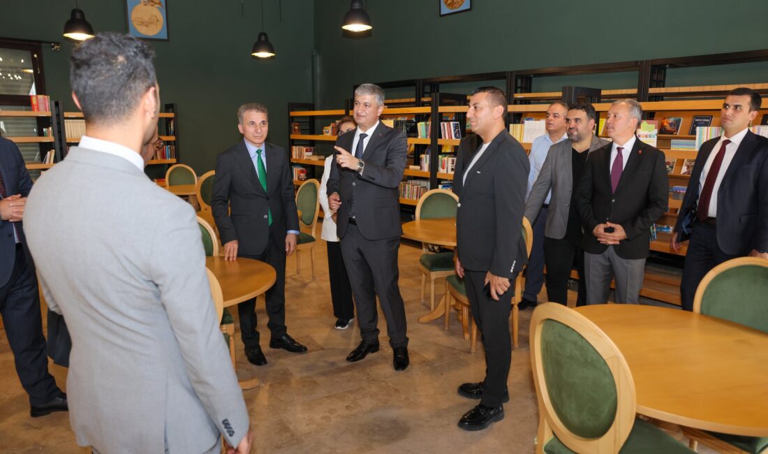 Adana Valisi Mustafa Yavuz, kentin tarihi merkezlerinden Büyük Saat bölgesinde