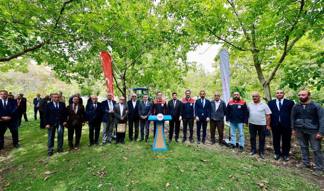Bitlis Valisi Ahmet Karakaya ve beraberindeki heyet, Adilcevaz ilçesinde üreticilerle