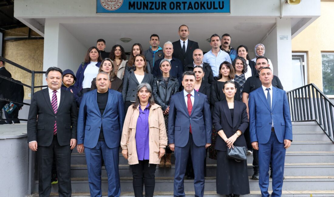 Tunceli Valisi Şefik Aygöl, Munzur Ortaokuluna çalışma ziyareti gerçekleştirerek öğretmenler