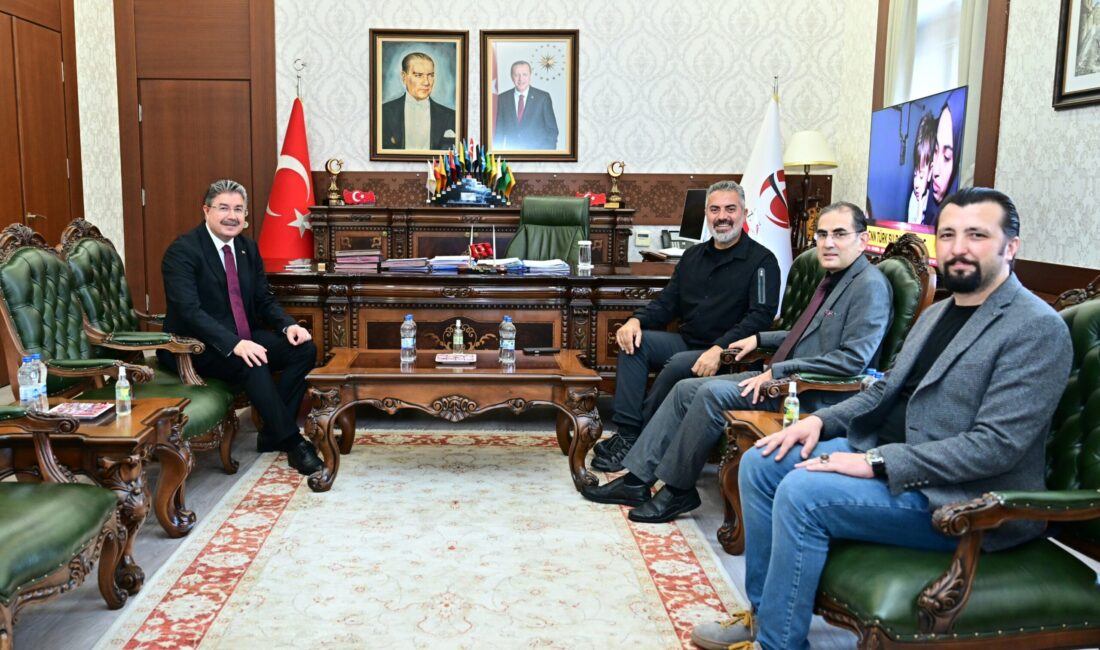 Program sunucusu ve müzik sanatçısı Turgay Başyayla; Vali Yardımcısı Akın