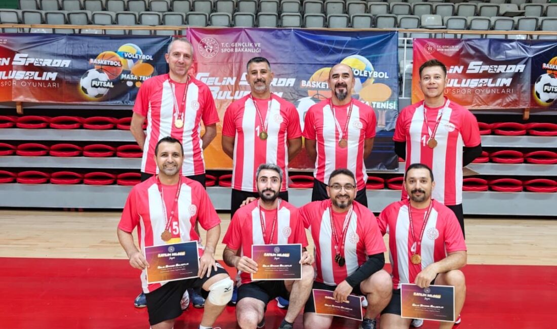 Yalova İl Millî Eğitim Müdürlüğü personellerinden oluşan voleybol takımı, bu
