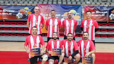 Yalova İl Millî Eğitim Müdürlüğü personellerinden oluşan voleybol takımı, bu
