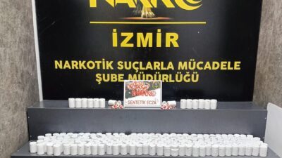 İzmir’in Torbalı ilçesinde gerçekleştirilen operasyonda toprağa gömülü halde 17 bin