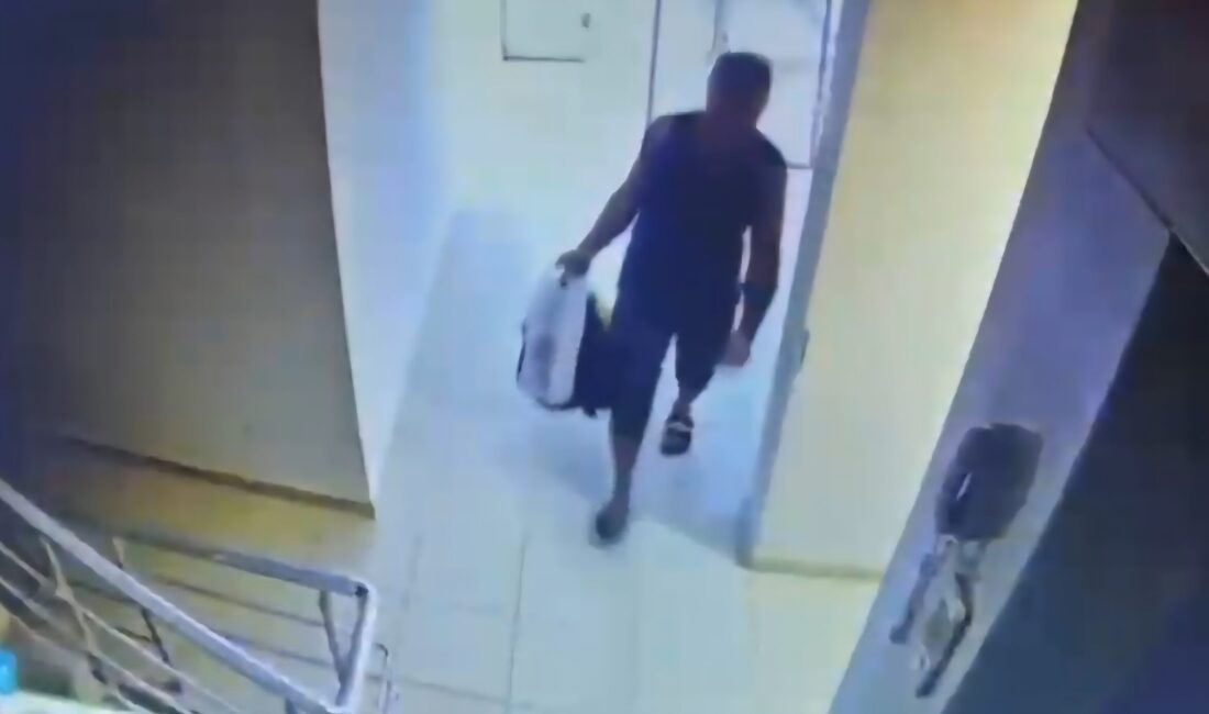 Hatay’ın Antakya ilçesinde bitişikteki terzi dükkanının duvarını delerek girdikleri kuyumcudaki