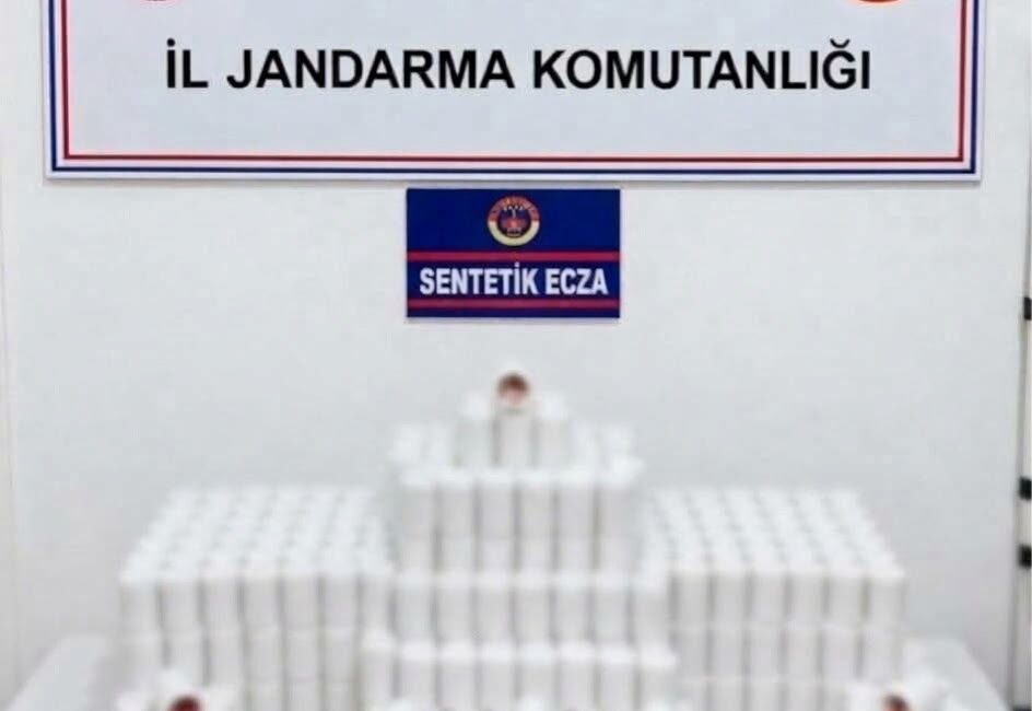 Manisa’nın Şehzadeler ilçesinde jandarma timleri tarafından bir adrese gerçekleştirilen baskında
