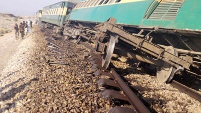 Pakistan’ın Multan bölgesinde seyir halindeki bir yolcu treninin raydan çıkması