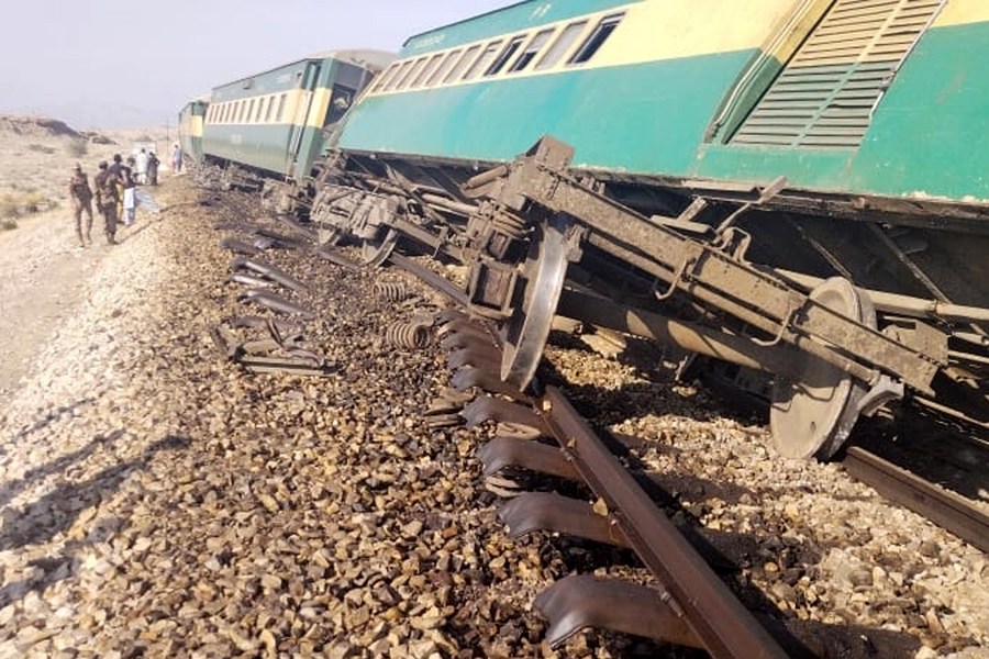 Pakistan’ın Multan bölgesinde seyir halindeki bir yolcu treninin raydan çıkması