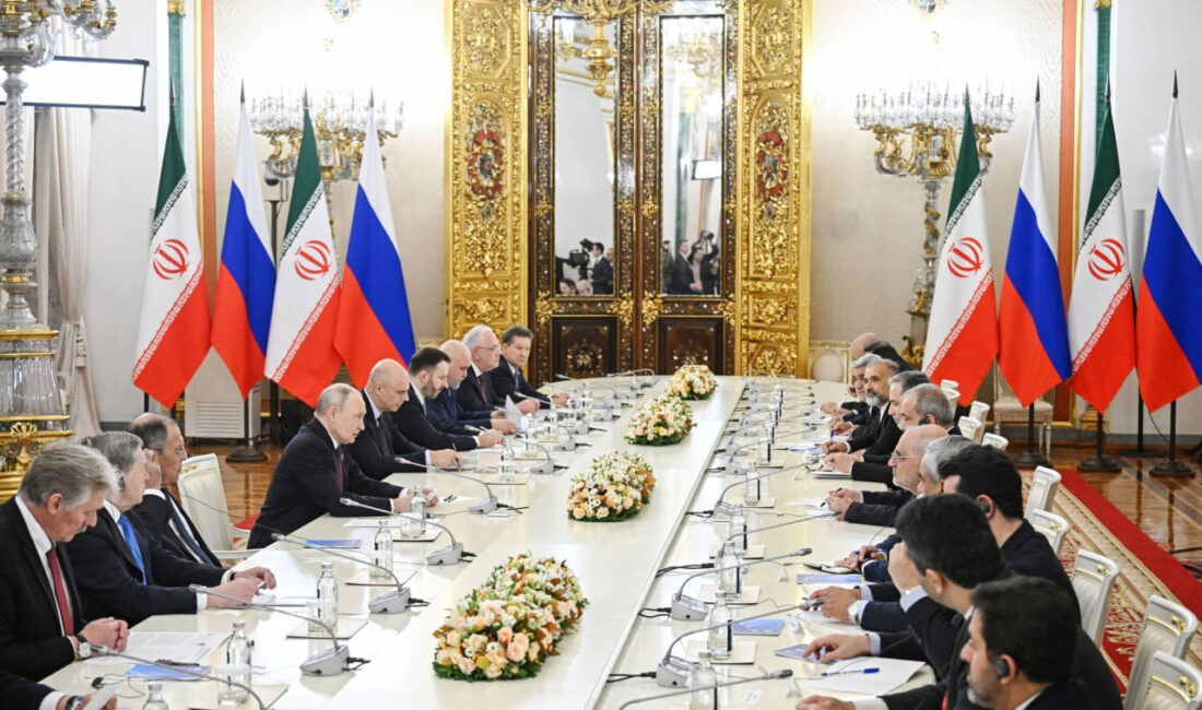 Rusya Devlet Başkanı Vladimir Putin ile İran Cumhurbaşkanı Mesud Pezeşkiyan,