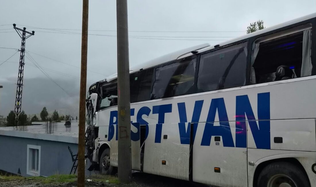 ŞIRNAK / TEKHA Şırnak’ın Uludere ilçesinde yolcu otobüsü ile TIR’ın