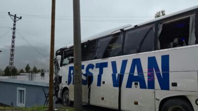 ŞIRNAK / TEKHA Şırnak’ın Uludere ilçesinde yolcu otobüsü ile TIR’ın
