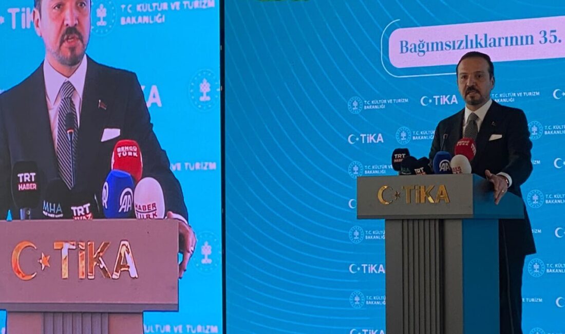 Ankara'da düzenlenen Bağımsızlıklarının 35'inci Yılında Türk Devletleri ve TİKA programında