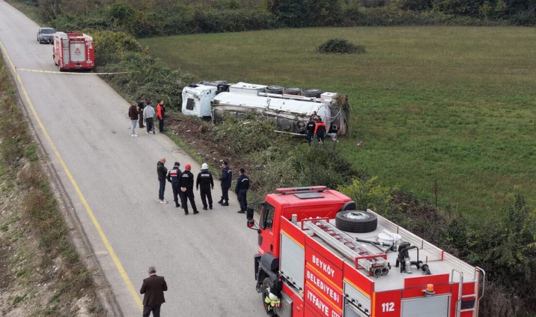 Düzce'de sürücüsünün kontrolünden çıkan akaryakıt yüklü tankerin devrilmesi sonucu bir