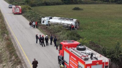 Düzce'de sürücüsünün kontrolünden çıkan akaryakıt yüklü tankerin devrilmesi sonucu bir