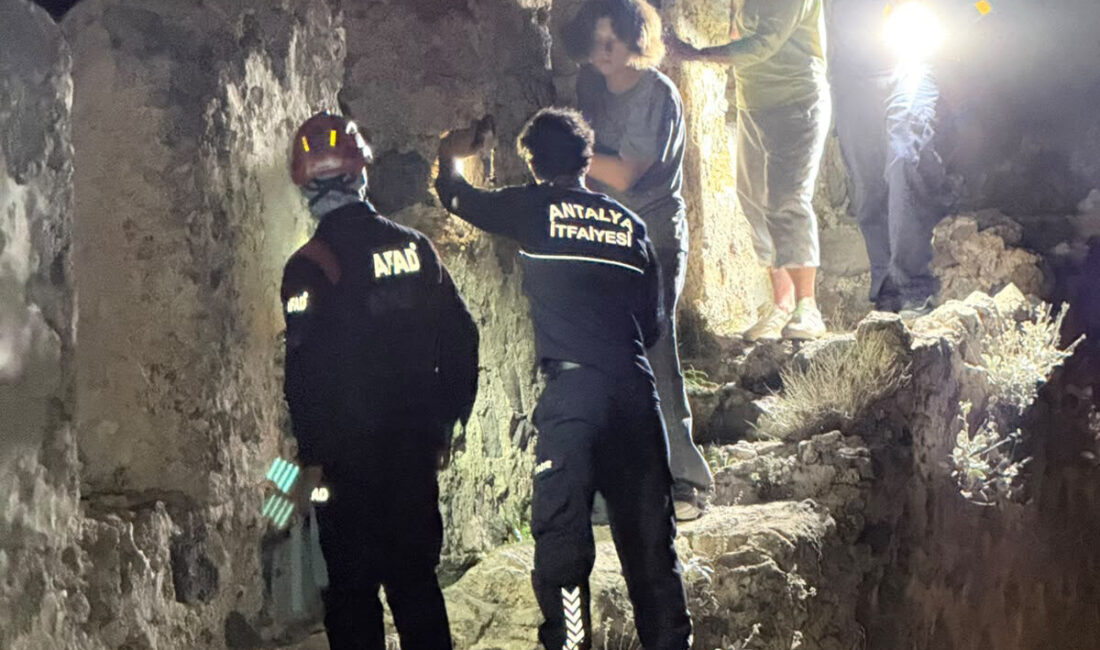 Antalya'nın Alanya ilçesinde kale surlarına çıkan 3 Rus turist, iniş