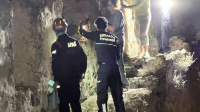 Antalya'nın Alanya ilçesinde kale surlarına çıkan 3 Rus turist, iniş