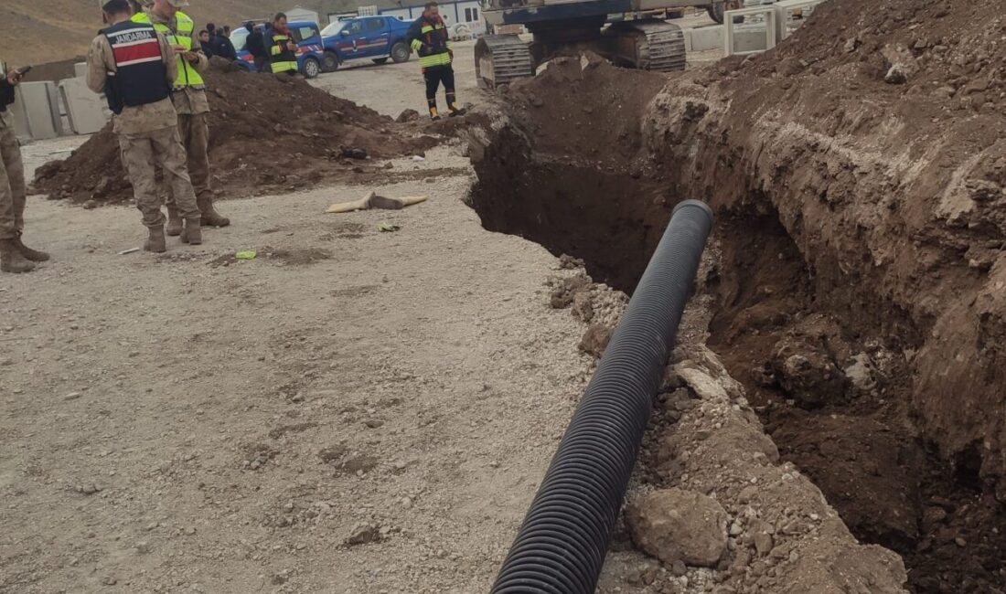 Van'ın Saray ilçesinde yürütülen altyapı çalışmaları sırasında meydana gelen göçükte,