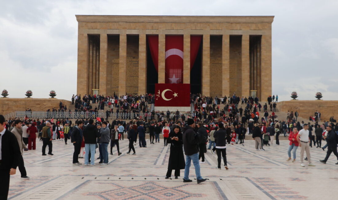 Cumhuriyet'in ilanının 103’üncü yıl dönümünde Anıtkabir, sağanak yağışa aldırış etmeyen