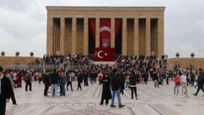 Cumhuriyet'in ilanının 103’üncü yıl dönümünde Anıtkabir, sağanak yağışa aldırış etmeyen
