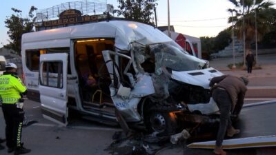 İstanbul Arnavutköy’de sürücüsünün kontrolünden çıkan servis minibüsü, park halindeki hafriyat