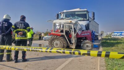 Tokat'ın Erbaa ilçesinde askeri malzeme taşıyan tır ile traktörün karıştığı