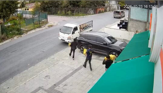 Avcılar'da bir zincir marketin önüne kamyonetle gelen 4 şüpheli, yaklaşık