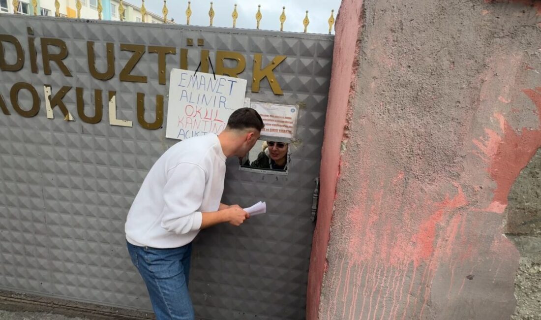 Avcılar'da KPSS Ortaöğretim sınavına girmek için yola çıkan adaylar, okul