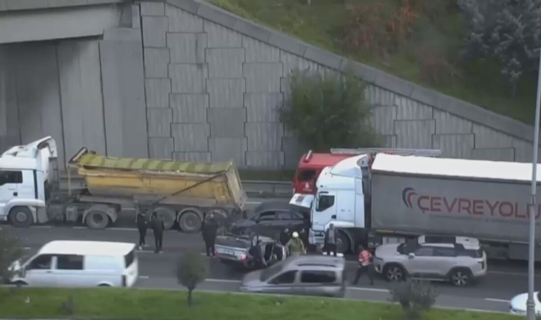 İstanbul Bağcılar'da hafriyat kamyonu ve tırın karıştığı zincirleme trafik kazasında