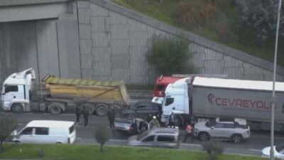 İstanbul Bağcılar'da hafriyat kamyonu ve tırın karıştığı zincirleme trafik kazasında