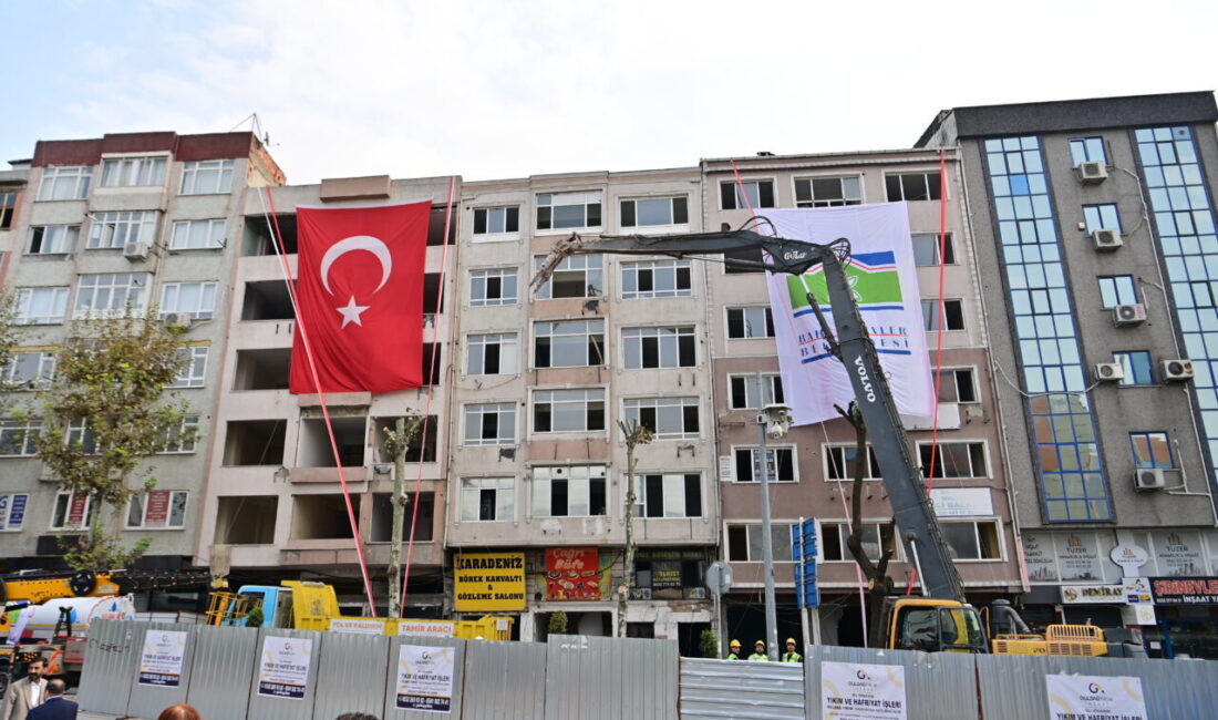 İstanbul Bahçelievler’de kentsel dönüşüm çalışmaları kapsamında 6 bininci binanın yıkımı