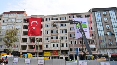 İstanbul Bahçelievler’de kentsel dönüşüm çalışmaları kapsamında 6 bininci binanın yıkımı