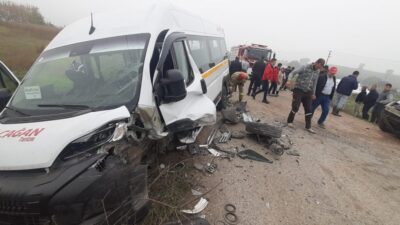 Balıkesir'in Susurluk ilçesinde işçi servisi ile hafif ticari aracın kafa