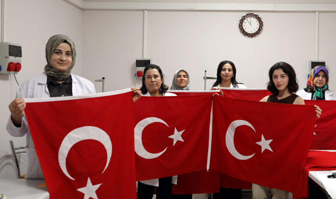 Gaziantep'in Oğuzeli ilçesindeki halk eğitim merkezi kursiyerleri, 29 Ekim Cumhuriyet