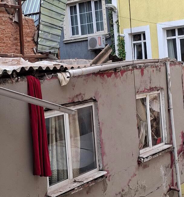 Beyoğlu’nda gece saatlerinde büyük bir gürültüyle çöken 5 katlı metruk