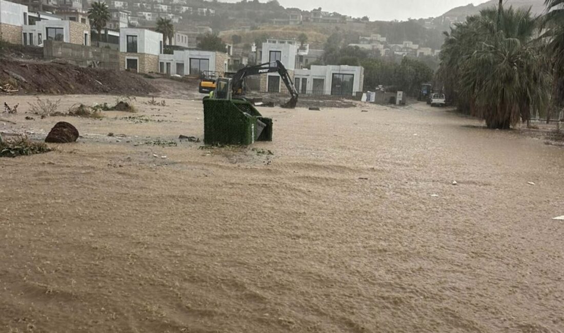 Muğla'nın Bodrum ilçesinde etkili olan sağanak yağış nedeniyle yollar göle