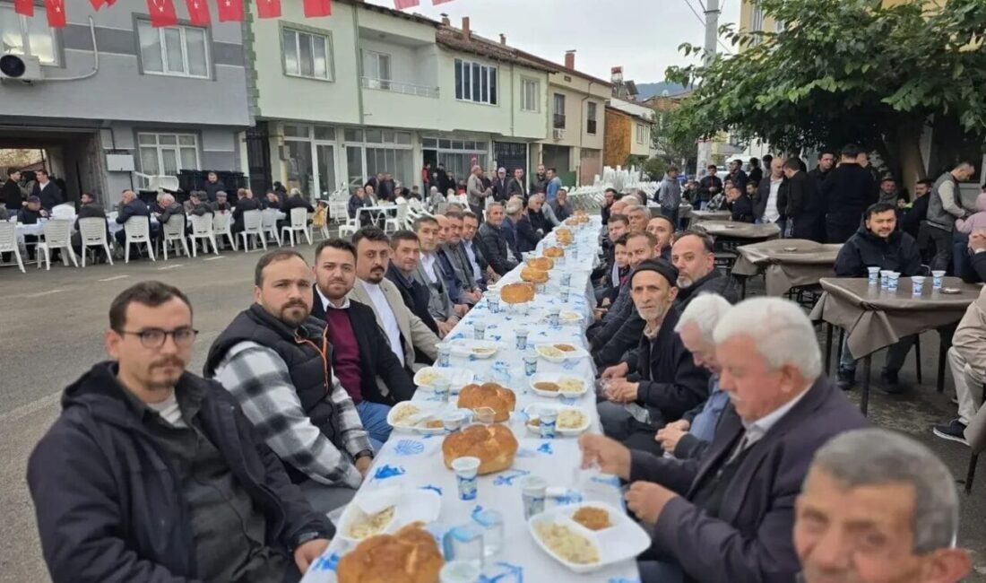 İnegöl ilçesinde düzenlenen etkinlikte ikram edilen tavuklu pilavdan yiyen yaklaşık