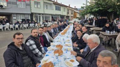 İnegöl ilçesinde düzenlenen etkinlikte ikram edilen tavuklu pilavdan yiyen yaklaşık