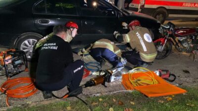 Bursa’nın İnegöl ilçesinde otomobille çarpışan ehliyetsiz motosiklet sürücüsü, aracın altında