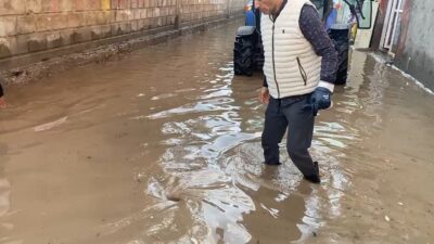 Şırnak'ın Cizre ilçesinde öğle saatlerinde başlayan sağanak yağış cadde ve