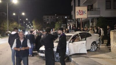 Çorum'da iki otomobilin çarpışması sonucu meydana gelen kazada 4 kişi