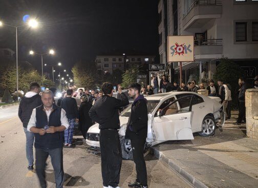 Çorum'da iki otomobilin çarpışması sonucu meydana gelen kazada 4 kişi