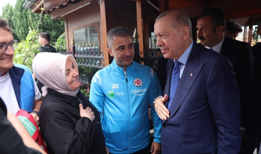 Cumhurbaşkanı Recep Tayyip Erdoğan, Fatih'teki temasları kapsamında İstanbul Kastamonuspor Kulübü'nü
