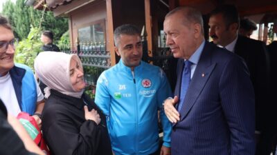 Cumhurbaşkanı Recep Tayyip Erdoğan, Fatih'teki temasları kapsamında İstanbul Kastamonuspor Kulübü'nü