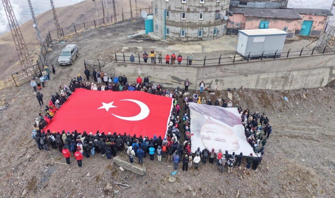 Erzurum Atatürk Üniversitesi öğrencileri, Cumhuriyetin 103’üncü yıl dönümü dolayısıyla 3