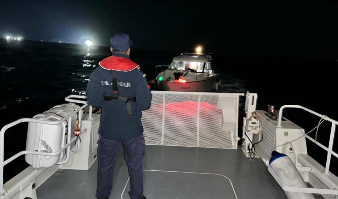 Aydın'ın Didim ilçesi açıklarında motor arızası nedeniyle sürüklenen teknede mahsur