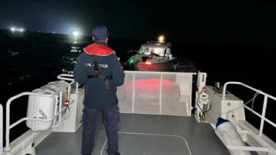 Aydın'ın Didim ilçesi açıklarında motor arızası nedeniyle sürüklenen teknede mahsur