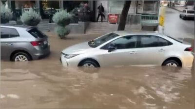 Diyarbakır'da sabah saatlerinde etkisini artıran sağanak yağış nedeniyle cadde ve